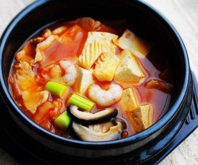 红油麻汁拌腐竹，特别好吃，老人小孩都爱吃，老婆能吃一大锅
