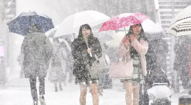 日本女生为什么冬天也穿短裙露大腿？国内网友：原来藏有大阴谋啊
