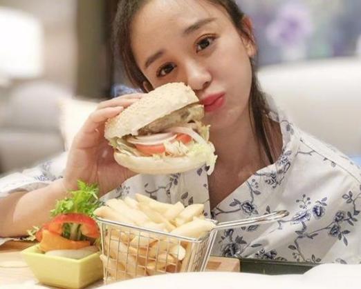 海陆晒出自己住的豪宅，客厅面积太大了，中间还有大理石柱子