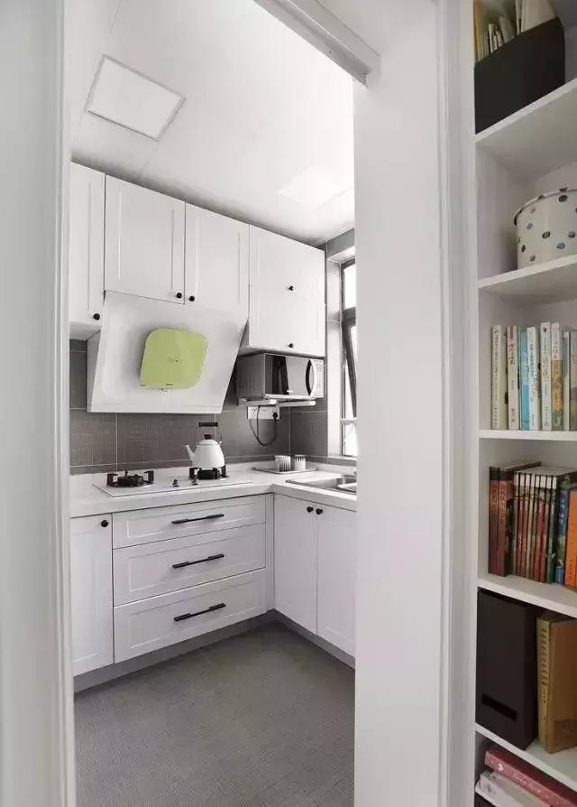 设计师爆改30平白领公寓，客厅、书房和卧室三者结合的设计很赞！