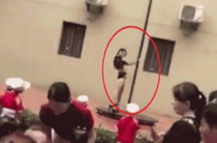 广东一幼儿园开学典礼上演“钢管舞”引家长不满! 园长: 已被解职