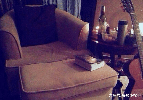 参观黄轩的居家生活，卧室里放着蜡烛和红酒，生活十分有情调