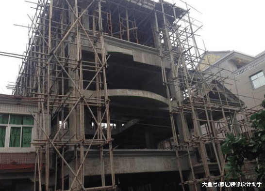 衣锦还乡砸80万建四层小别墅, 弧形入户台阶惹得左右邻居十分眼红
