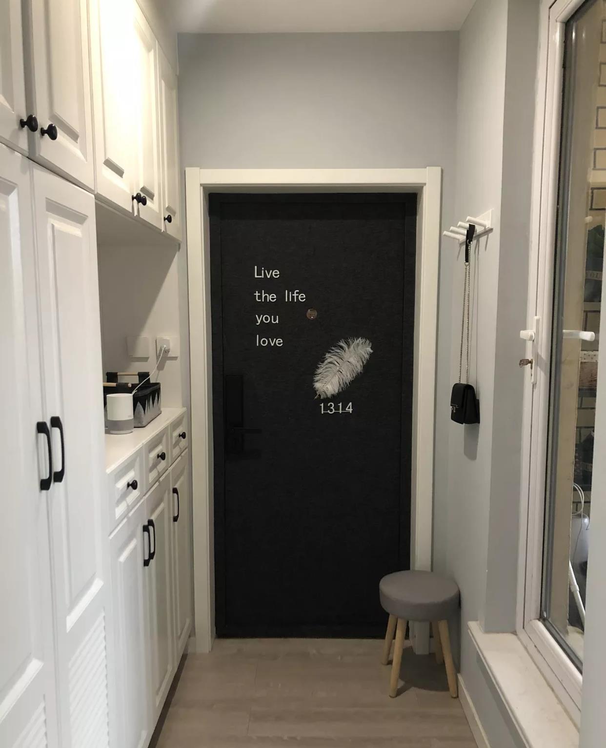 她家新房把客厅打造成影音室，不要电视机，露天阳台真羡慕，晒晒