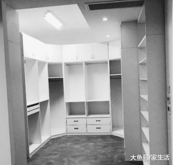 带你看看李雨桐的豪宅，卧室三面墙都装满衣柜，衣服也太多了