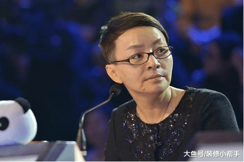 小品大师宋丹丹现实的家，房子装修很文艺，木质地板真好看