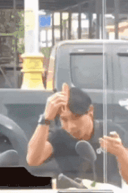 爆笑GIF：终于，十分钟后塞进去了