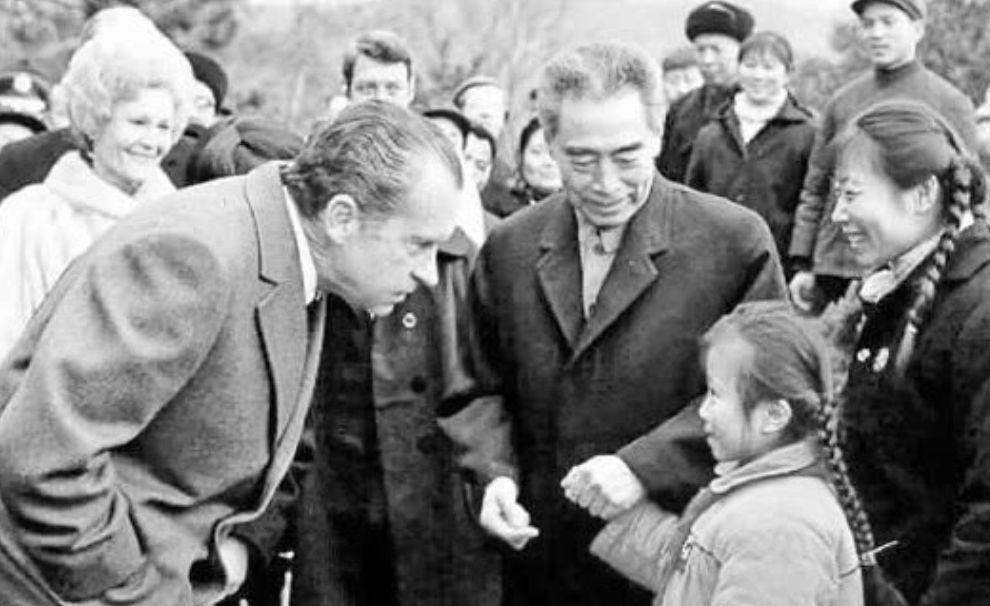 周总理的照片中，为何右臂总是弯曲着？真相令人心酸流泪