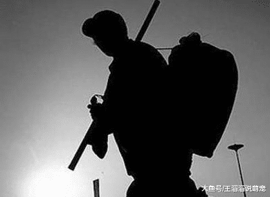 农民工捡巨款，为等失主错过火车 失主一句话激怒在场众人