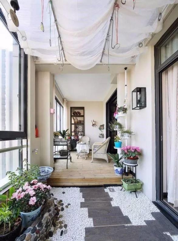 阳台只晒衣服，真是太不实用了，不如这样一装还能多出一房更实用