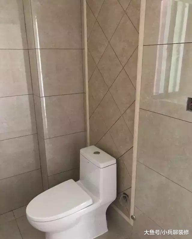 请大品牌公司装修，前后花了28万，竟被邻居吐槽卫生间蹲坑掉档！