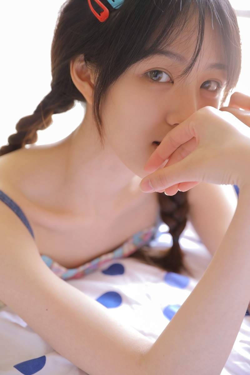 摄影：居家尤物酥胸美腿惹火背带裤 性感裹胸私房唯美写真