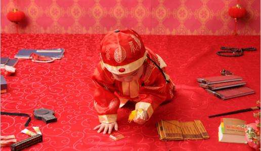 小姑娘“抓周”，一把逮住“它”，下一秒妈妈赶紧捂脸：没法看了