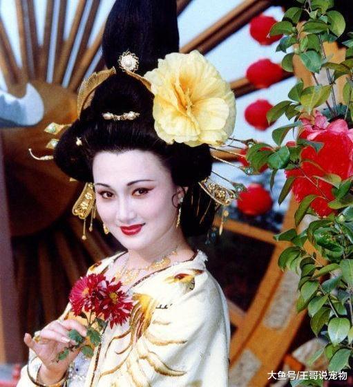 她是80年代的最美女星，被专情老公宠爱32年，今53岁依旧美艳动人