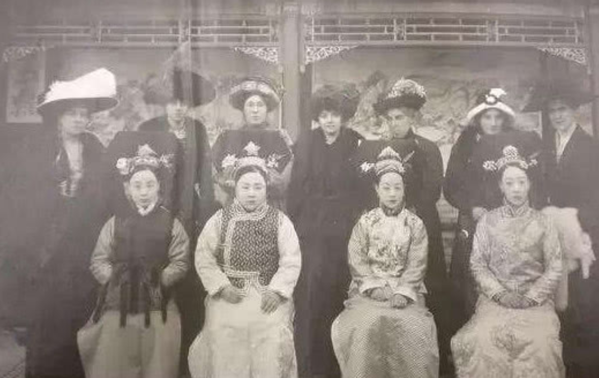 贴身丫鬟回老家，卧病的夫人不愿意，老爷：那我就勉强收她为妾吧