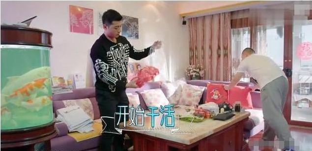 ?参观张继科住的豪宅，家里到处都有杂物摆放，看来该换房子了