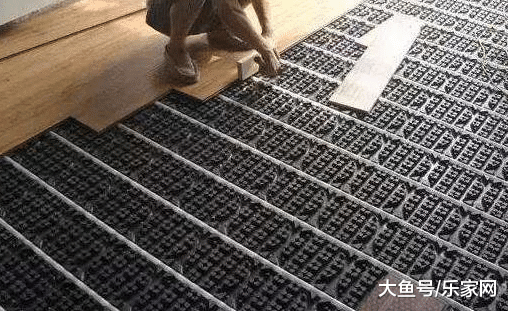 装修安装好地暖后, 上面铺地板好还是地砖好? 听老师傅是怎么说的!