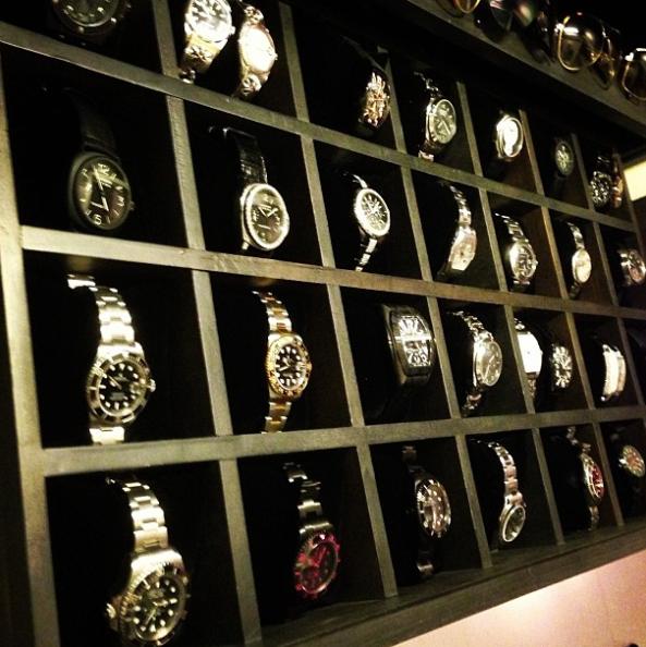 罗志祥台湾豪宅曝光！1500双鞋摆满整面墙，24小时开空调养鞋