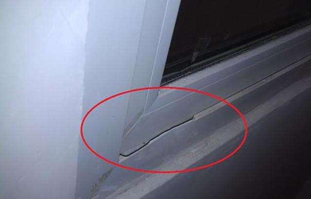 门窗填缝，用水泥还是发泡胶？我家选错，门窗出现裂缝，后悔