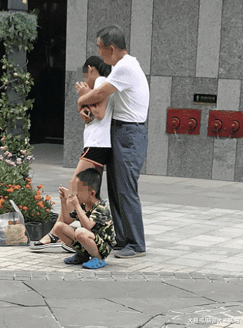 花季少女遭爷爷当街熊抱，拼命护住胸部，网友：爱要适度！