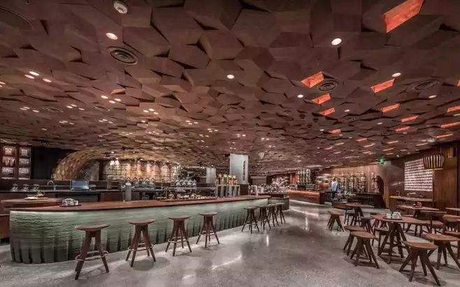 中国款大妈大爷，强势“攻占”星巴克，店员：只能随他们去吧