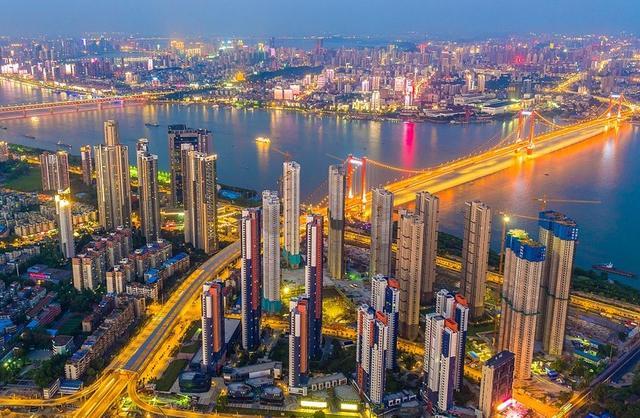 从千人抢房到打折促销, 武汉房地产市场格局已悄然发生变化