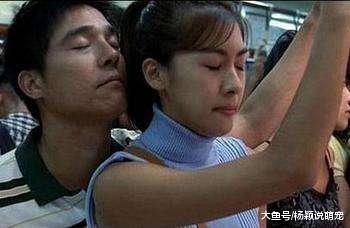 地铁上女孩发现身后异常，回头发现裙子被弄湿，羞愧之余赶忙将身后的男子抓住