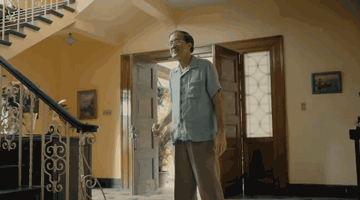 空巢老人在街头收养了一只流浪狗，后来原主人出现了