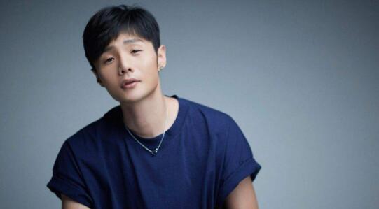 李荣浩搭高铁遗失iPad! 深夜急发文, 求拾获者: 不要把内容出来