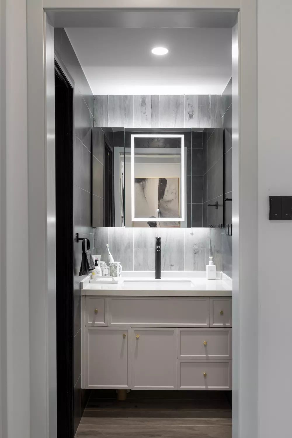 51㎡现代简约，有个爱收纳的女主人，简洁的小房也动人