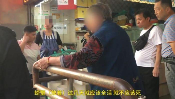 大媽拿前天買的死蟹要求賠償，報警后反被民警教育，網友: 活該