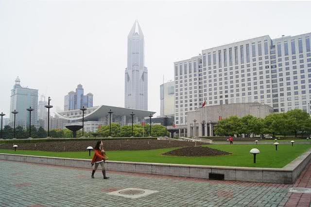 楼市看似热火朝天，但下跌暗流涌动，将来小县城房子或卖出白菜价