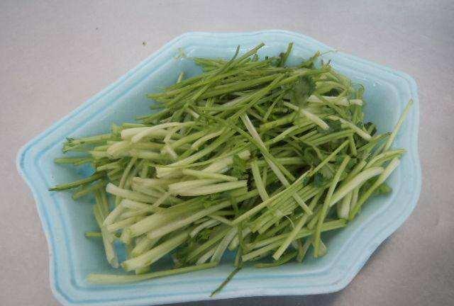 芫爆鸡丝怎么做好吃？食材里加点“它”，口感嫩滑又美味！