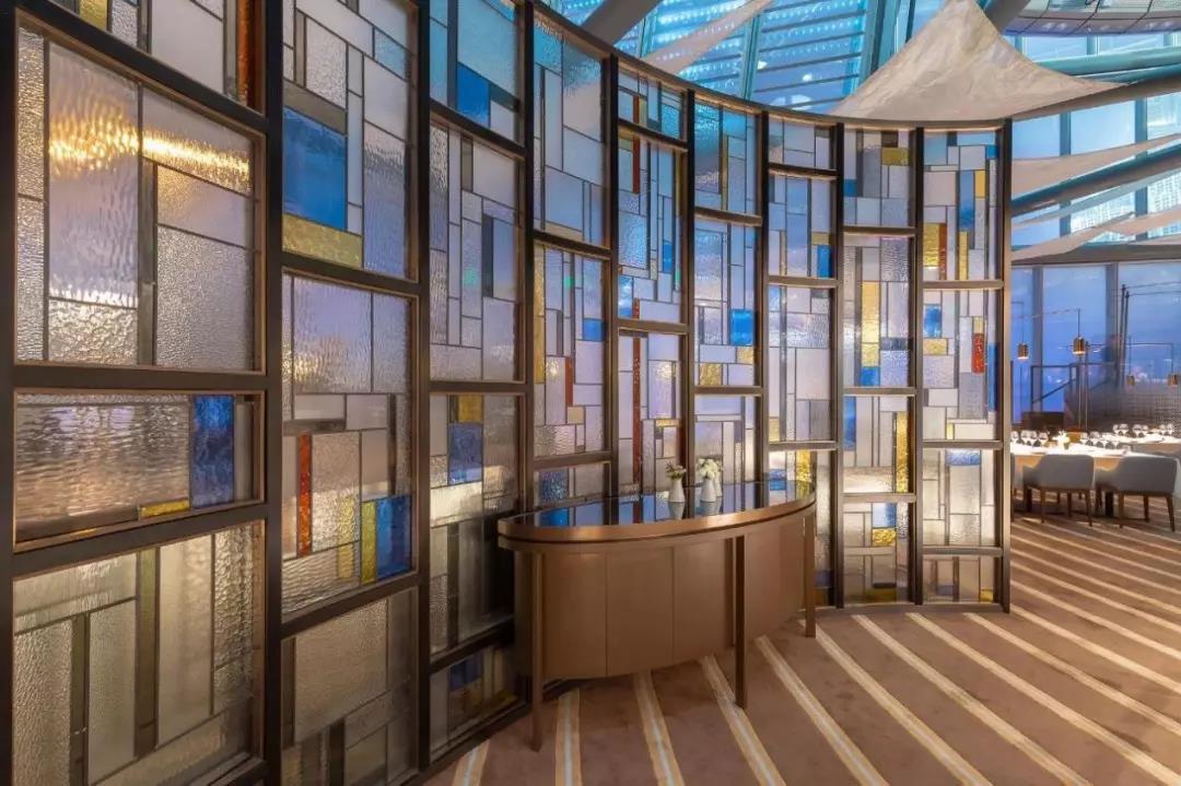 設計與美食共存，在高顏值餐廳與千條海洋生物共進晚餐！