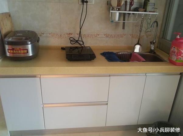 晒晒我的40平蜗居，进门就是灶台，床在客厅里，有比这更小的吗？