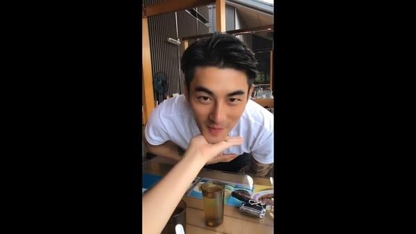 火锅店高颜值老板走红网络! 灿笑露肌肉迎客, 女客秒沦陷: 恋爱了