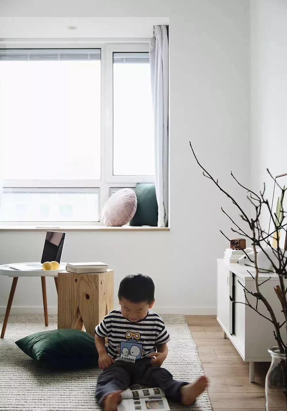 清爽简约北欧小三房装修，主卧薄荷绿墙面搭配白色铁艺床真好看！