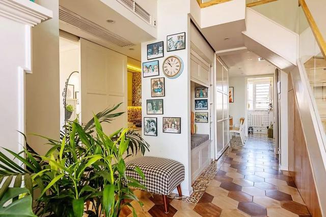 80㎡顶层爆改成4室2厅，楼梯间改玄关柜，梦幻小森林客厅谁家有！