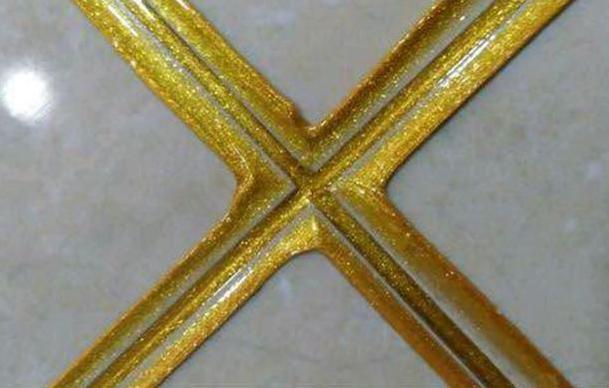 瓷砖美缝，老婆坚持要用土豪金，还说金光闪闪最好看，晒晒！