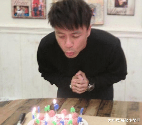 歌手李克勤现实的家，没想到如此的普通，还以为会很豪华