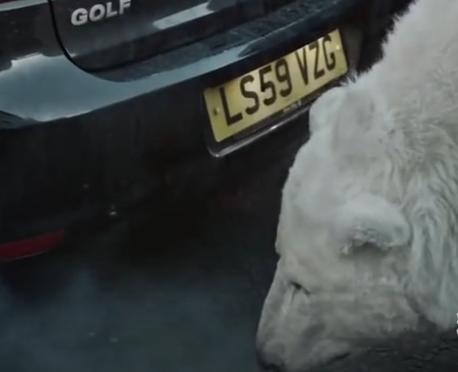 俄罗斯女子牵着宠物逛街，路人看到后，纷纷退避