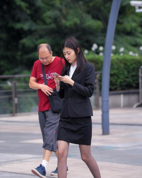 黑色套装街头拍摄，骨感身材十分动人