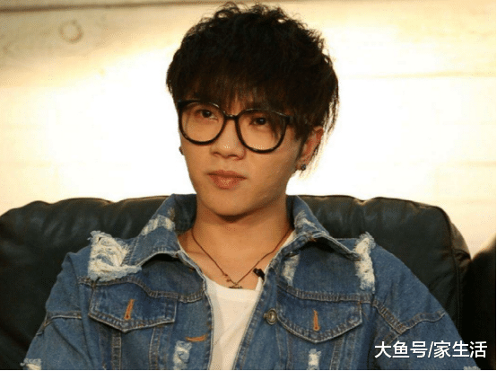 華晨宇曝出自己的房子，客廳還堆著紙皮箱，桌子也太凌亂了