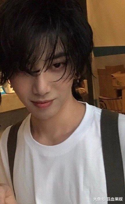 华晨宇录节目却皮肤惨白被喊话像人行塑料模特，网友：整的吓死人