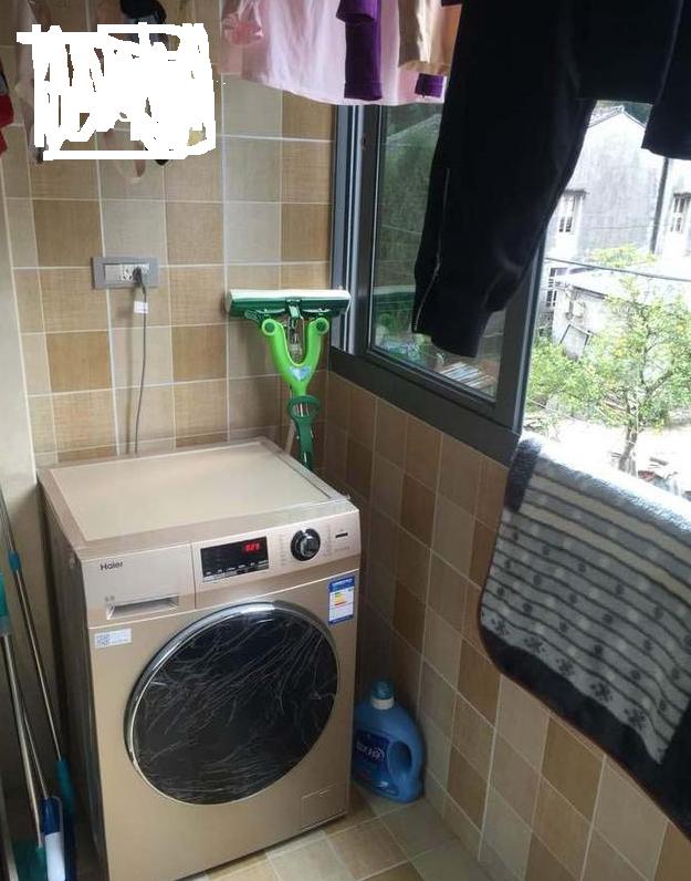 晒晒邻居的新房，电视墙太掉档次了，还好厨房玻璃墙争回不少面子