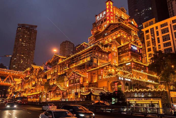 重庆轻轨穿楼而过，住在里面的人睡觉怎么办？居民说出实情