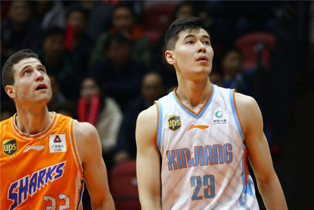 阿不都沙拉木一举动暖心，辽宁男篮加油，郭艾伦不哭