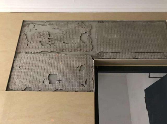 新房2年不到墙砖就脱落, 师傅: 地砖上墙用墙砖贴法, 不脱落才怪