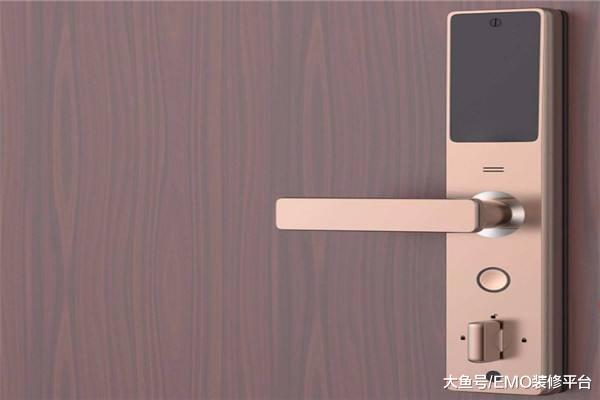 说不会换智能锁的邻居, 为什么又换了