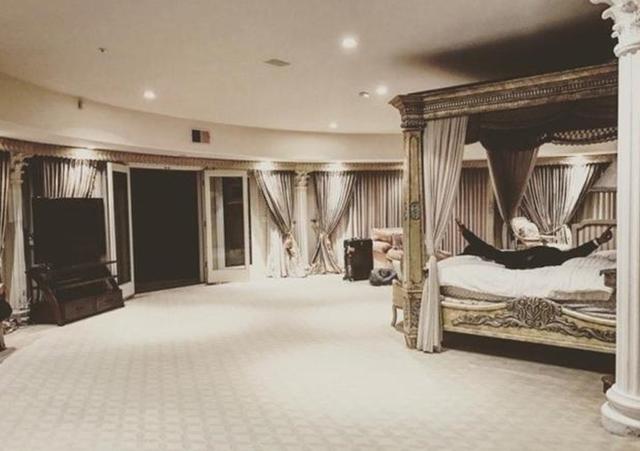 ?晒黄子韬在美国的豪宅，房子面积起码几百平方，双层复式楼很霸气